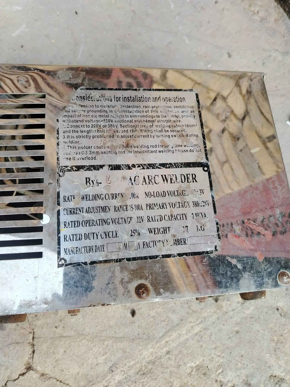 سلام عليكم ورحمة الله وبركاته مكاين  لحيم للبيع اصليات مامصلحات ولا مفتوح بيهن برغي شرط الشغل لحيم هرش ال١٨٠ امبير ب٦٥ وبيه مجال والثانيه ٢٥٠ امبير سعرها ٧٥ مكانهن ديوانيه البدير ***********
