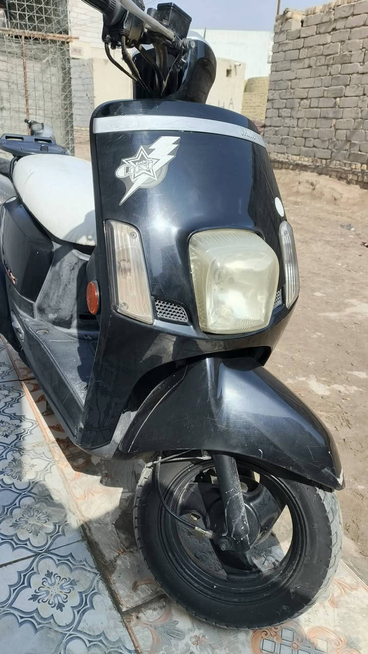 السلام عليكم دراجه حاويه كفاله عامه شاشه تشتغل وماشيه ٢٠ الف  اشاير كلوبات كلشي شغال وين ماتريد تفحص افحص لمن تقنع مكاني الناصريه مركز *********** بدون غسل وبوليش سعرها 1300 وبيها مجال وشرط محسن افولها
