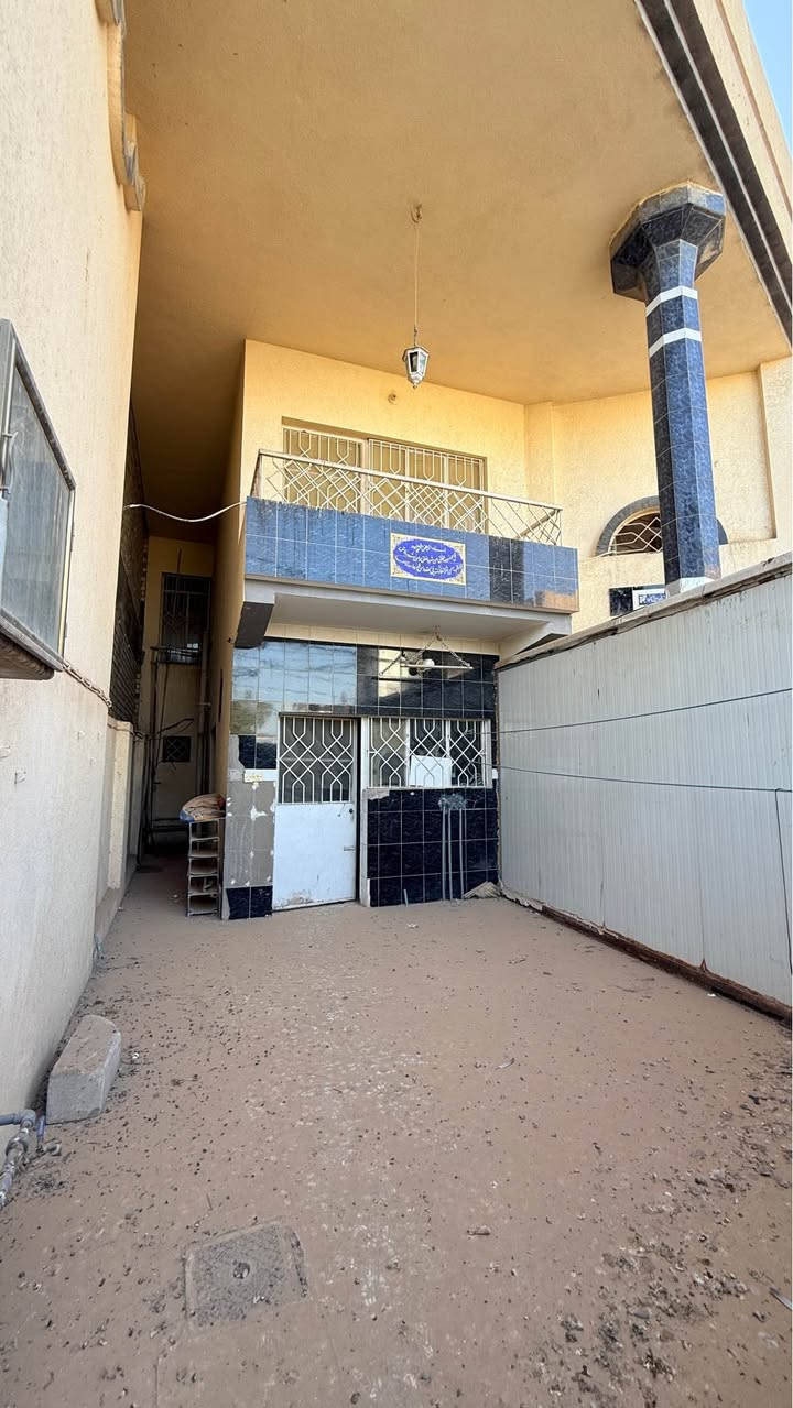 🏠 بــيــت لــلإيــجــار فــي قــلــب بــابــل ✨
الــبــيــت جــاهــز ومــيــحــتــاج أي نــقــص (نــظــيــف جــداً) 👍

📍 الــمــوقــع الــمــمــيــز:
 بــابــل الــمــركــز - حــي الــجــمــعــيــة 🏙️
 بــظــهــر الــبــيــت شــارع 60 الــتــجــاري 🛣️
 (مــوقــع قــريــب عــلـى كـل الــخــدمــات)

📐 تــفــاصــيــل الــبــيــت (طــابــقــيــن):
 الــطــابــق الأرصــي:
 🛏️ غــرفــتــيــن مــنــام
 🛋️ هــول واســع لــكــعــدة الــعــائــلــة
 🍳 مــطــبــخ نــظــيــف
 🚾 مــجــمــع صــحــيــات
 🚘 كــراج لــلــســيــارة

 الــطــابــق الأول:
 🛏️ غــرفــة مــنــام
 🚾 مــجــمــع صــحــيــات

💰 ســعــر الإيــجــار:
 650 ألــف ديــنــار فــقــط 💵

📞 لــلاســتــفــســار والــتــفــاصــيــل يــرجــى الــمــراســلــة عــلــى الــخــاص أو الأتــصــال عــبـر الأرقـــام الـــتــالــيـة: [***********-***********] 📩 حلة, بابل

