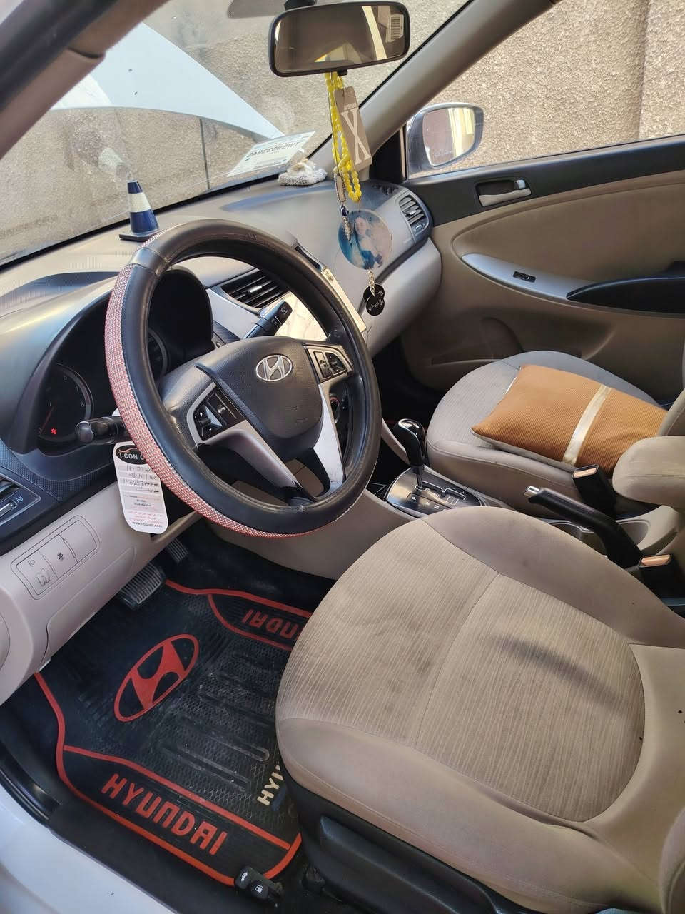 اكسنت ٢٠١٧  واردة خليجي سعرها ٨٥ بيه مجال حق جيه شي قليل  مابيه ضربه بس شخوط أثر طخات خفيفه  اتصال *********** صاحب سياره
