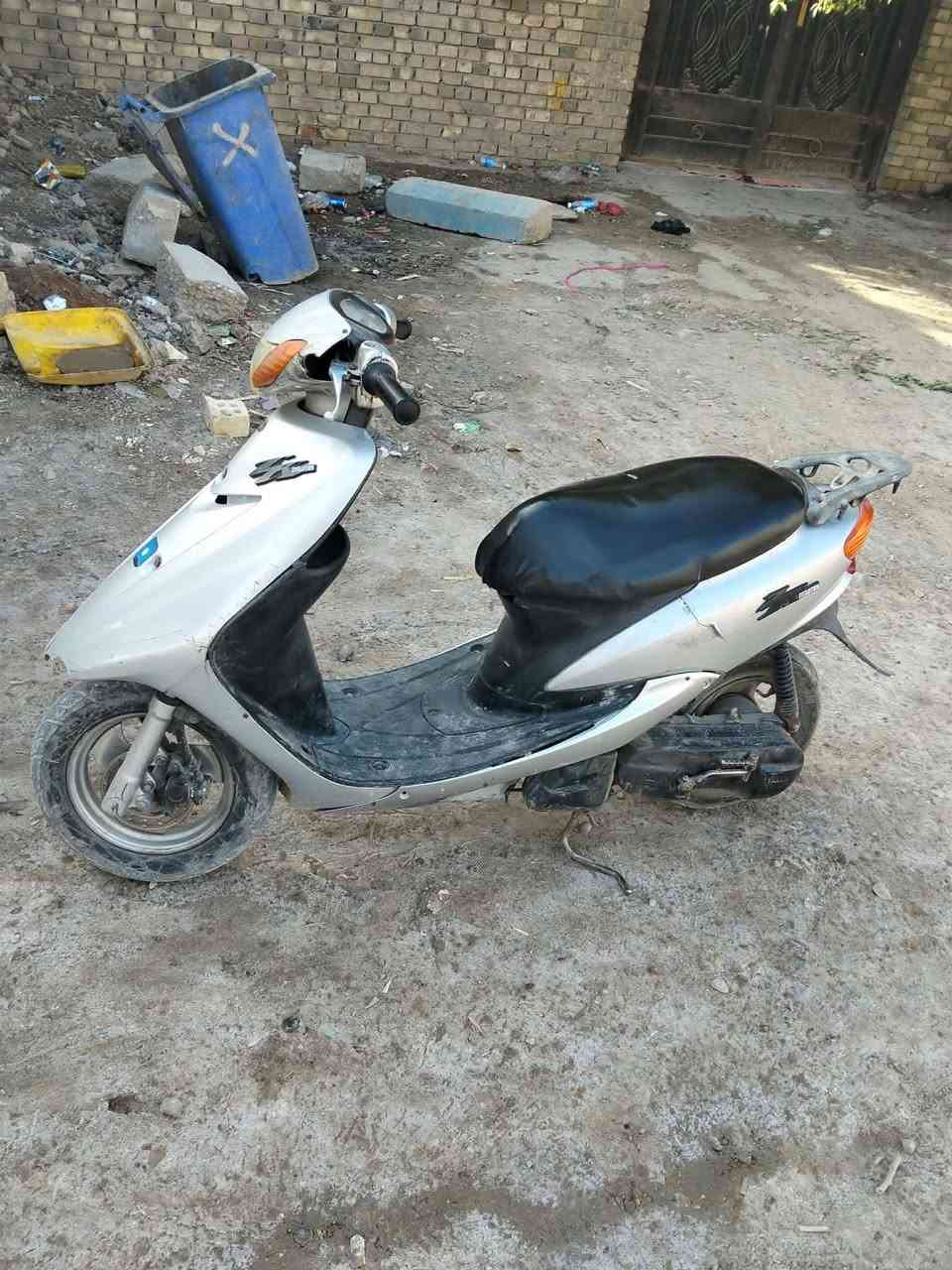 سلام عليكم
عصفوريه للبيع لون رصاصي 
دراجه سلف هندر شغال 
اشاير يمنه يسره لايت امامي عالي ناصي 
مكينه ناعمه كلش ممفتوحه بلاديه عل فحص 
بريك امامي وخلفي شغال دبلات شغاله 

سعر 350 بيهه مجال لشراي مكاني بغداد العبيدي شهداء ثانيه للاستفسار ***********
