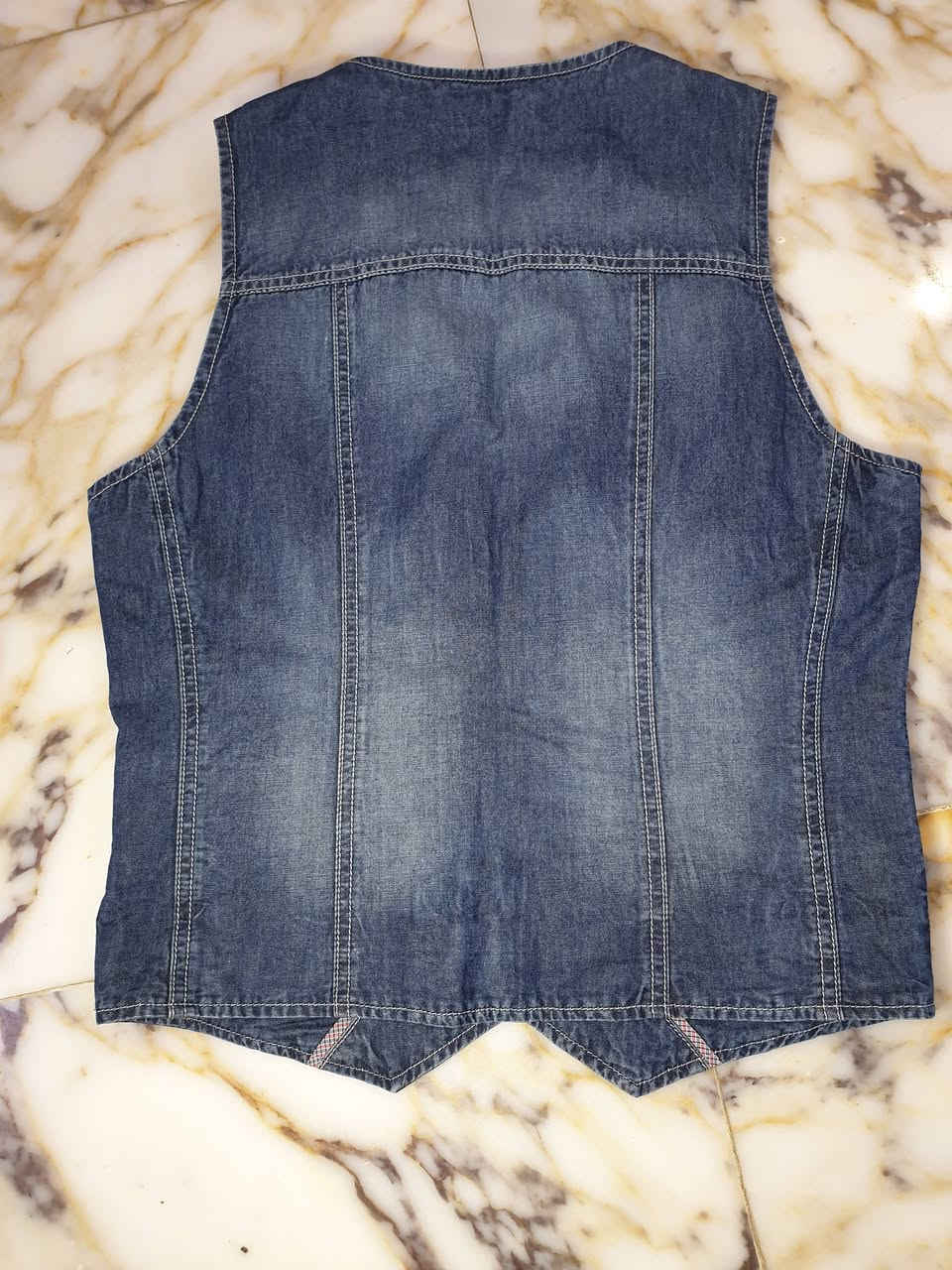 السلام عليكم جميعا... 

تحفة .. 
يلگ جينز (Denim Vest)...
اللون الازرق للجينز 
صناعة المانية ...
قطن 💯 %
وكالة من البراند {{ اسبري }} esprit edc
مقاس سمول سلم فت...
عرض الصدر 46 سم
الطول 60 سم
السعر 35 شامل التوصيل


**إذا كنت صاحب هذا الإعلان وتريد حذفه لأي سبب، رجاءا أرسل رسالة إلى الدعم الفني**
