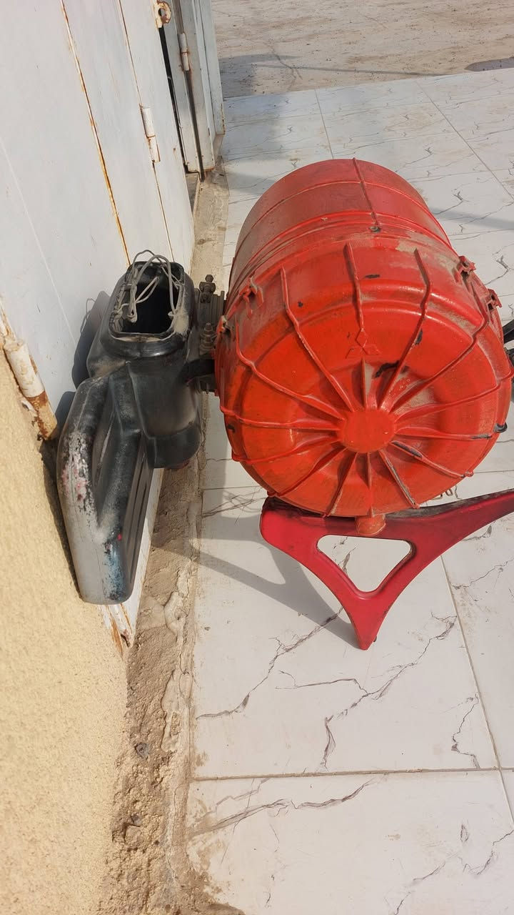 شوته فوسه بزون زائد عنبار كلج أمامي زائد كراسي فوسه بزون عدد (٤)زائد كرسي تحوير يحتاجن دوشمه فقط سعر الكراسي (١٥٠كلهن)  نظيفات سعر الشوته (١١٠) سعر العنبار (٥٠) للإستفسار الاتصال على الرقم ***********كوت حي الحكيم
