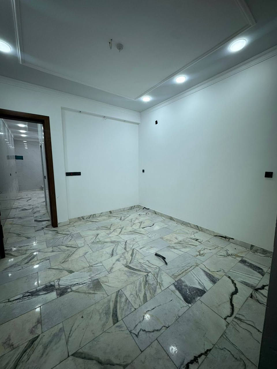 مكتب الزبيدي للعقار🏠🏠
للبيع مشتمل مساحة ٤٥ متر 
حديث 
📍العنوان حي القاهرة ناجي عواد 
عرض الشارع ٤٠ متر 
يحتوي الطابق الأرضي على طرمة+صالة + مطبخ + خدمات 
والطابق الثاني يحتوي على غرفتين نوم وخدمات 
والطابق الثالث يحتوي على بيتونة تصلح غرفة ثالثة + سطح 
للاستفسار اكثر مراجعة مكتب الزبيدي للعقار او الاتصال على :***********
***********
