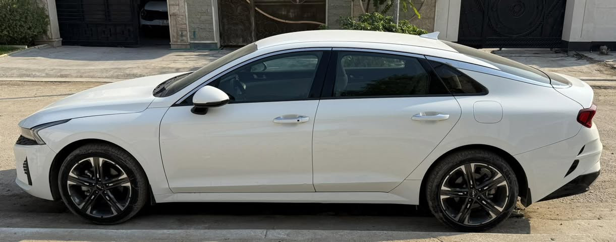 السلام عليكم كيا k5 للبيع السيارة خليجية ماشية ٦٢ الف قمارة حديد ( المواصفات المعروفة ) السيارة بيها بارد بالجاملغ  الخلفي مع تكحيل كارت جهة السكن و بيها بين البابتين مال السايق و خلف السايق كحته كما موضح بالصورة السيارة مسويلها بولش و حمام و جاهزة من كلشي رايدها ب ١٨٨ ورقة و بيها مجال 
***********
