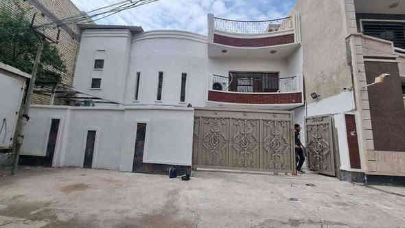 السلام عليكم تعلن شركة الجبوري للعقار والمقاولات العامه عن بيع دار ملك صرف سكني في منطقة الكريعات الكويتي قرب شارع حسينية ابي تراب بناء نضيف كامل الاخدمات 
1 المساحة 192 مترررر
2 الواجه 12 مترررر 
3 النزال 16 متررر 
4 عرض الشارع 10 مترررر 
5 السعر مليونين ونص المتررر الواحد وبي مجال
يحتوي على طابقين وبيتونه وسطحين 
الطابق الأول كراج وصاله ومطبخ وحولي وهول وغرفة نوم وخدمات ومنوررر 
الطابق الثاني 3 غرف نوم وحولي وخدمات وبيتونه وسطح 
عنوان الشركة الكريعات الكويتي شارع حسينية ابي تراب قرب فلكة القرغولي استفسار اتصال على الارقام التاليه 
*********** أبو صكر الجبوري 
***********
