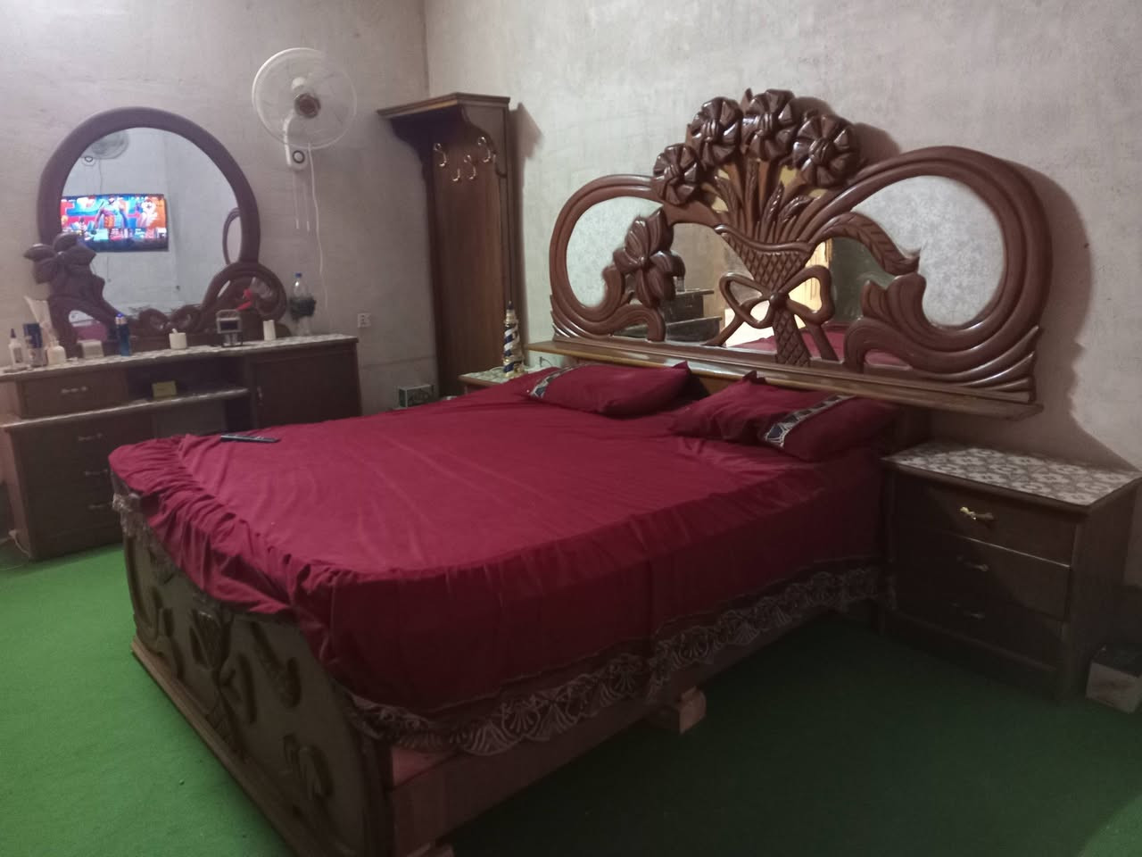 السلام عليكم متاح غرفه اخ الجديده ٦ وملحق مع مراوح جداريه  وبلازمه جديده بيع مستعجل بغداد قرب جسر  الفرنسي ***********

