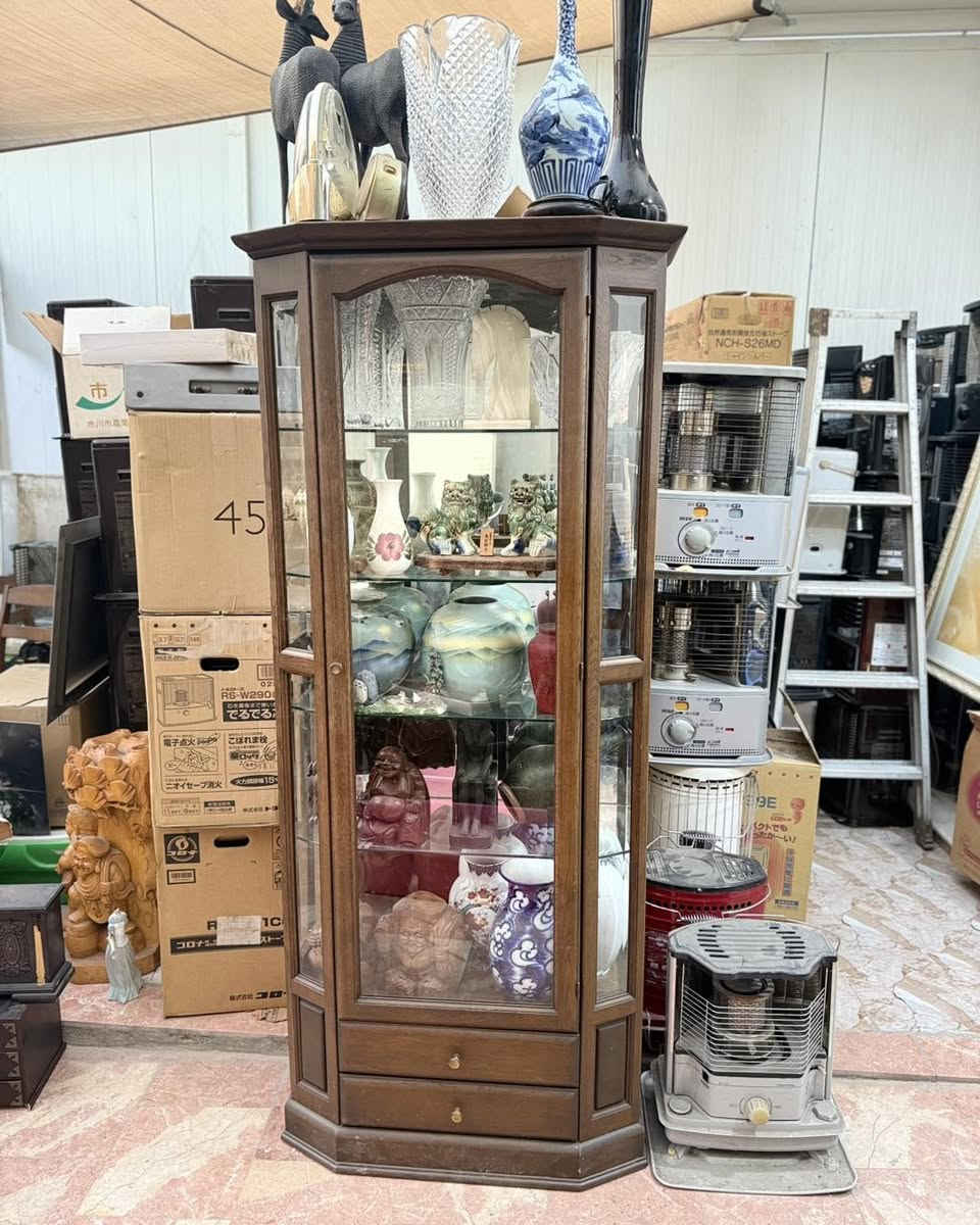 فاترينة (أو "أرجونتري" كما يطلق عليها في بعض المناطق)
باله صناعه ياباني
وهي عبارة عن خزانة عرض خشبية كلاسيكية مصممة لعرض التحف والأواني المنزلية الأنيقة. 
مواصفات وتفاصيل القطعة:
التصميم: تتميز بتصميم كلاسيكي سداسي الأضلاع (Hexagonal) يسمح برؤية المحتويات من عدة زوايا.
المواد: تُصنع عادةً من الخشب الطبيعي مثل خشب الزان أو البلوط، وتأتي مع أرفف زجاجية داخلية.
الاستخدام: تُستخدم بشكل أساسي في غرف المعيشة أو الصالونات لعرض الديكورات، التحف، أو أطقم الضيافة الفاخرة.
الإضافات: تتوفر بعض الموديلات المشابهة مع إضاءة داخلية مدمجة لإبراز المعروضات. 

 +2


**إذا كنت صاحب هذا الإعلان وتريد حذفه لأي سبب، رجاءا أرسل رسالة إلى الدعم الفني**