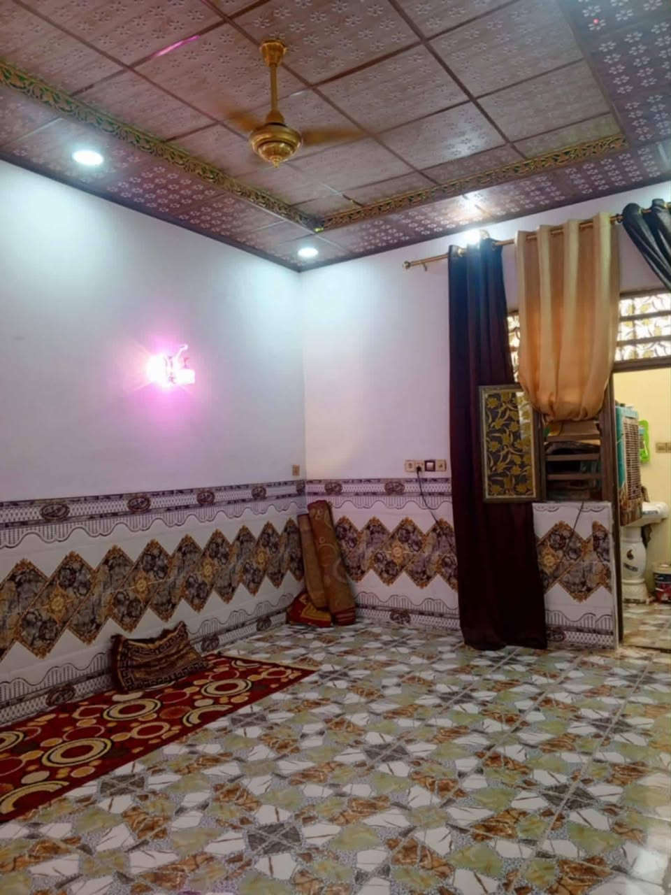 سلام عليكم البيت للبيع مساحه 110متر غرفه وصاله ومطبخ واستقبال وحمام داخلي وخارجي مكشوفه كامل مكمل اساس صب كونكريت سقف صب كونكريت سقوف ثانوي البيت كله سراميك بناء حديث درجه اولى كافت الخدمات ماي كرهباء وموالده سوك مدارس خط كيات شوارع كله تبليط مستوصف قريب الشارع العام العنوان نجف ملحق النداء حي الاحرار عمود 136شارع الصيدليه قريب الشارع العام كل هاذه وابسعر مناسب  للتواصل واتساب ***********او اتصال البيت شوف عينك  رجأ بدون مواعيد كاذبه شراي تعال شوفه مداور ثاني يوم قرار محكمه مشمول بل تطويب  ومعاملته كامله
