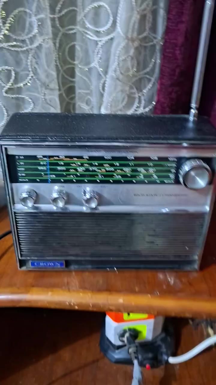 راديو ستينات ياباني قديم ٤ موجات سحب عالي سعر ٥٥ يوجد توصيل ***********
