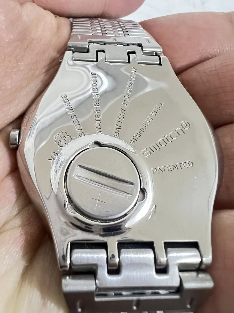 ⌚ للبيع ساعة Swatch Swiss أصلية ⌚
▫️ النوع: Swatch Swiss
▫️ الحركة: Quartz (بطارية)
▫️ التصميم: Skeleton – مكشوفة من الأمام
▫️ السوار: ستانلس ستيل أصلي
▫️ الحالة: ممتازة / استعمال خفيف
▫️ الملحقات: مع العلبة + الكرت + الكتيبات

✅ أصلية 100%
✅ دقة عالية
✅ تصميم أنيق ومميز

💰 السعر: 170 الف  عراقي (قابل للتفاوض البسيط)

📞 التواصل: —— ***********
