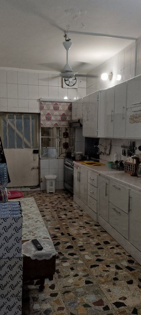 بيت لبيع مساحة 160متر واجهي 8 انتر ونزل 20طابقين عكاد بس نظيفة كلش صحيات خارجية ومطبخ واستقبال وصالة وترك وغرفيتن فوك اقرب مدرسة الرازي ابتدائية شارع الجامع السعر 360 بية مجال ***********
