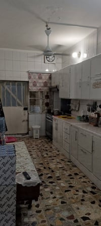 بيت لبيع مساحة 160متر واجهي 8 انتر ونزل 20طابقين عكاد بس نظيفة كلش صحي...