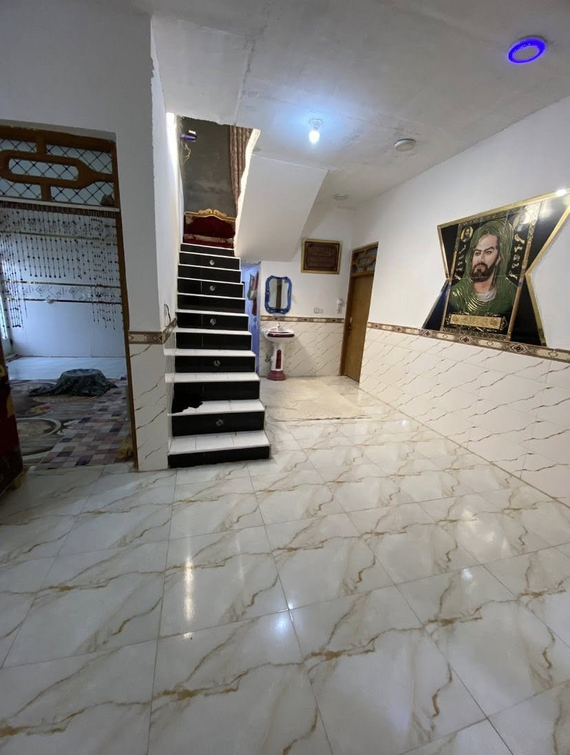 دار سكن للبيع رقم ومسجل بلبلديه البناء بلوك وحديث بلدجيلي ع طريق الامام المحسن بلبدايه المساحه الكليه 330 متر يحتوي ع ثلاث غرف واستقبال وصاله ومطبخ ومجمع صحيات
غرفتين 4*6
وغرفه 4*4
صاله 7*7
استقبال 7*4 ونص
مجمع صحيات 2 ونص ب2 ونص
الاستفسار مكتب الثقه ‭0773 126 8578‬
