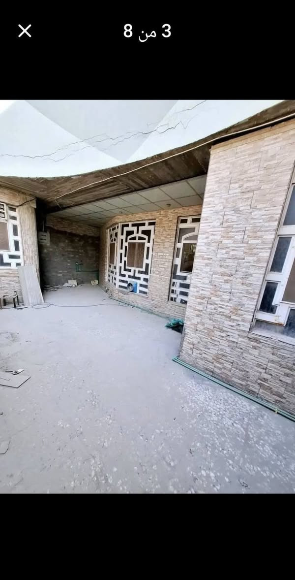 السلام عليكم 
بيت غير مكتمل بناءه للايجار بحي السلام 
المساحة ١٠٠ متر مربع ١٠×١٠ ثاني بيت عن شارع سلام جامعة قرب مدارس بانيقيا 
يحتوي الدار على غرفة واحد  جدار سيراميك بمساحة ٥×١٠ وبيها مدخل صغير قبل الغرفه اما المطبخ والمغاسل خارجيات ( بالطارمة بيهن سقف لكن غير مفصولات عن الطارمة )كما هو موضح بالصور ويحتوي على غرفه بصف المطبخ  مسقوفه ومفصوله عن الطارمة لكنها صغيرة بمساحه متر بمترين 
التفاصيل موضحة بالصور  
السعر ٣٢٥
وللاستفسار اكثر التواصل على الرقم  *********** واتساب رسائل فقط النجف, العراق
