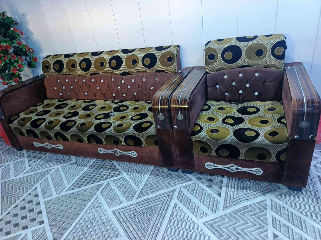 #تخم 10 مقاعد تركي ثقيل واسفنج قوي نظيف جدا خشب قوي 

السعر ١٨٠ 

الحمزة الغربي __ويوجد توصيل بكروة 
***********
