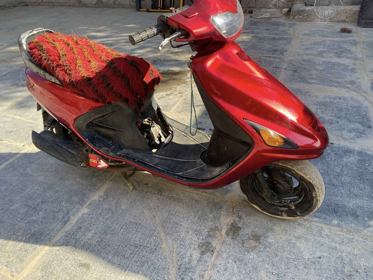 سلام عليكم دراجه للبيع فراشه فحل محرك مفتوح مره وحده فقط محرك مكفول  ناعم ماينسمع كهربائيات كله جديد سكنات كلوبات اشاير نكره سلف تخم تاير دبلات جددد 
كفرات سواد جديد دراجه معايزه برغي سعر 325 قفل بدون عمله المكان الديوانيه قضاء الحمزه الشرقي 
***********
