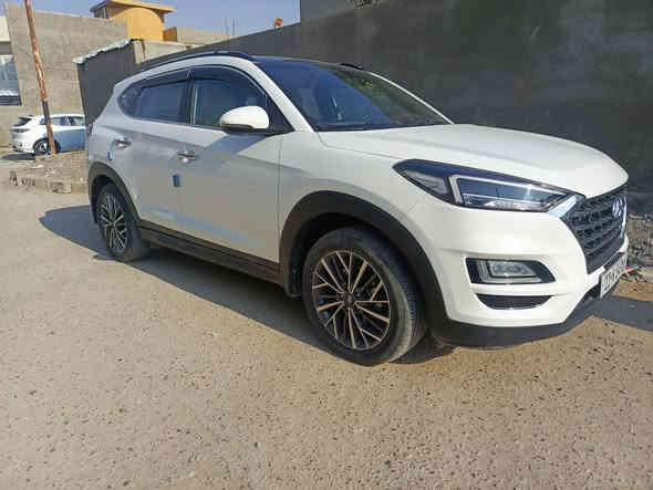 السلام عليكم ورحمه الله وبركاته 
من رخصة الادمن المحترم 
هونداي توسان 2020 - وارد خليجي - رقم بغداد :
 * مكفولة (كير، محرك، صبغ).عده البارد بالباب الخلفي كلش بسيط موجود بالصوره 
السيارة فول مواصفات 
الممشى: 64  كيلومتر فقط.

المحرك: دوش   سعة 2000 
التسجيل: رقم بغداد - تحويل مباشر 

المواصفات: فول 
*شاحن وايلر لس 
*منافذ usb 
*مثبت سرعه
*نضام aps 
 *  مراي شفط  مع إشارات جانبية بيها 
 * الكشنات جلد ، تحكم كهربائي كامل.
*كاميرا عدد 2 أمامية والخلفيه موجهة مع حركة الستيرن. 
 * الحساسات :
 حساسات أمامية وخلفية
حساس تنبية نقطة عمياء ، حساسات ابواب, حساسات انطلاق 
*بانوراما 
 * التشغيل: بصمة  عدد 2

 * التبريد: تبريد قطعتين  

 * شاشة  بلادي 
بلوتوث وانترنت اندرويد كار بلي 

 * التحكم: تحكمات ستيرن كاملة (تحكم ، ميديا، مثبت سرعة.... ).
واحهة كروم كامل 

 مقاس الاطار 19 
   * تخم تايرات جديد.
   * دوشمة جلد جديدة.
   * الدشبول مطعم عسلي واسود

السيارة جداً نظيفة، ستخدام كلش قليل 

السعر: 215 وبي مجال 
الموقع: بغداد .

السيارة باسمي 
للتواصل: ***********
