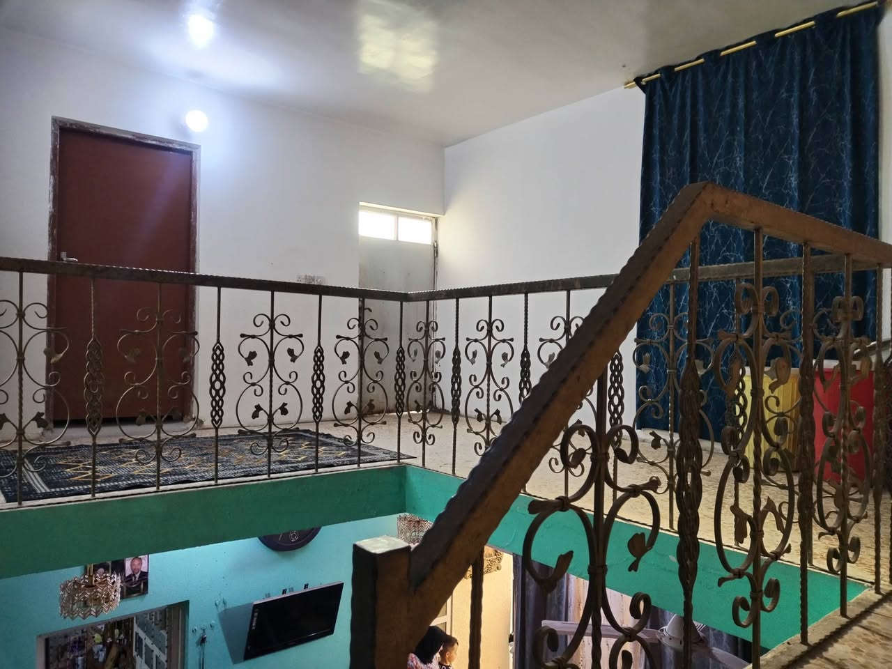 السلام عليكم دار للبيع مساحة ١١٠م مربع يحتوي الدار على كراج واستقبال وغرفة نوم وصال كبيره وملحقاته وغرفه وصاله وسطح القاط الثاني السعر 85 وبي مجال العنوان بغداد الحبيببه حي الزهراء منطقة ال 100 للاتصال واتساب وهاتف على هذا الرقم *********** غير متواجد على فيس
