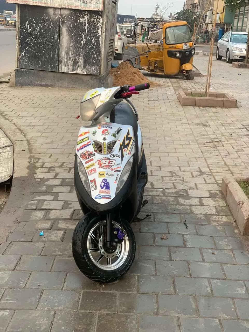 سلام عليكم دراجه البيع كلش شغال كهربيات هندر سلف شغالات شاير تخام تاير جديد مكان مدينه سعر550قفل ***********
