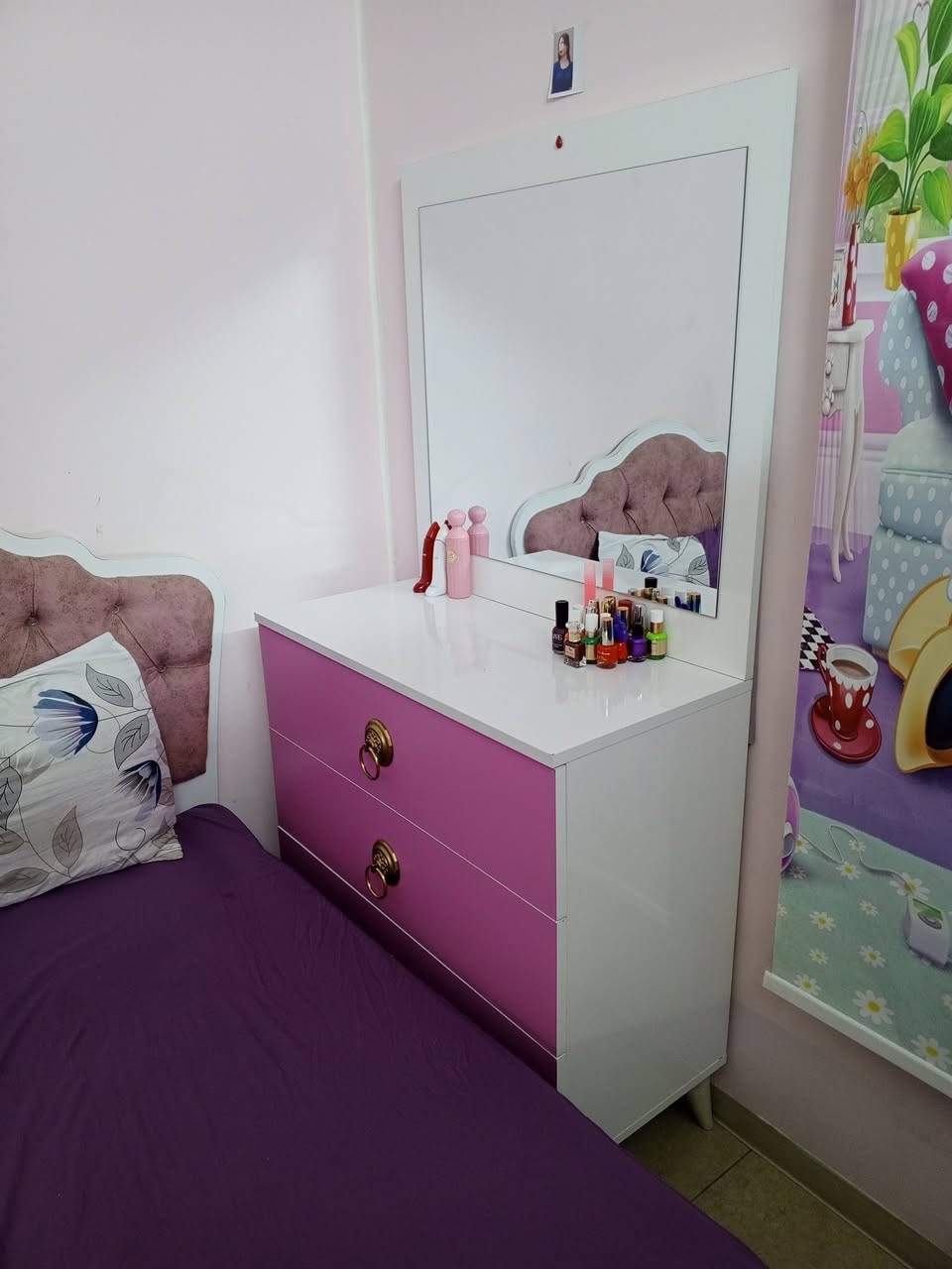 غرفة نوم للبيع بناتيه جديده استعمال قليل سريرين
بدون اي ضرر خمس قطع صناعة تركي السعر ٥٠٠
***********
