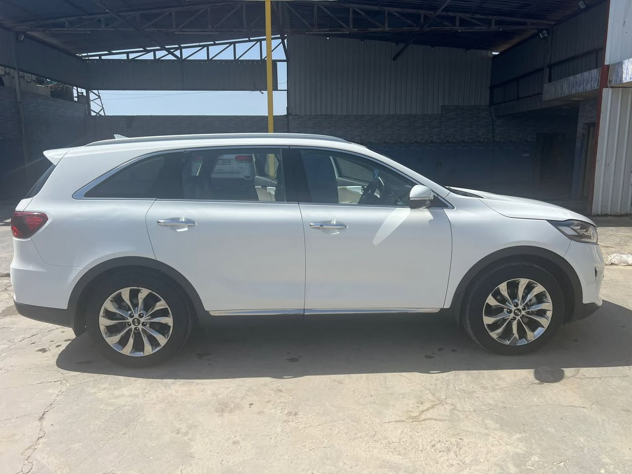 السلام عليكم للبيع فقط سورنتو خليجي بغداد موديل ٢٠٢٠ فول مواصفات عدا البنوراما ماشية ٥٨ بيها صبغ نصف باب السائق والجاملغ الأمامي الأيسر ومقدمة البنيد والباقي مكفول السعر ٢٣٠ مائتان وثلاثون ورقة السيارة بأسمي مكاني بغداد للتواصل على الرقم *********** السيارة جاهزة بدون اي نقص والتوفيق للجميع ٠
