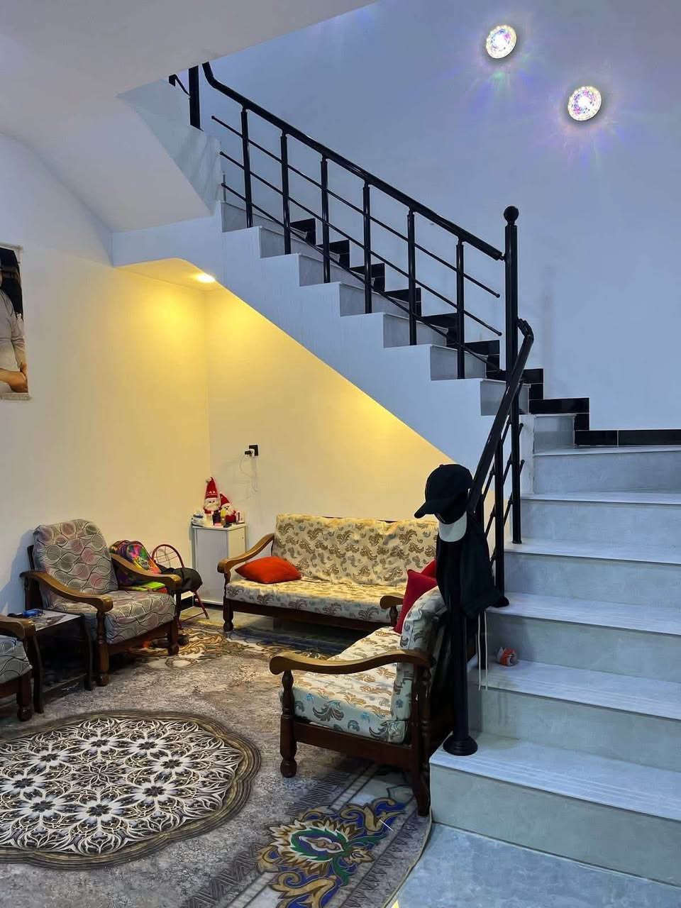 #دار_للبيع 100متر 
واجهيه 6،25متر نزال 16متر 
بناء طابقين ونص حديث 
🏠يحتوي البيت. ع[4 غرف نوم -استقبال - صالة- ومطبخ-صحيات حمام وتواليت داخلي عدد 2 ] 
تواليت خارجي عدد 1 
البيت شغل درجة اولى مع الخدمات
📁ملاحضه البيت مسكون حاليا  
📋نوع العقار  طابو زراعي سند 25 اقرار محكمه 
🚗العنوان #بغداد_الدوره_البوعيثه   
🚨 مجمع الاحلام   
💰السعر خاص
للاستفسار  خاص او الاتصال ع  الرقم 
   ‭
‭***********‬ ⬅️ 

***********‬ ⬅️
