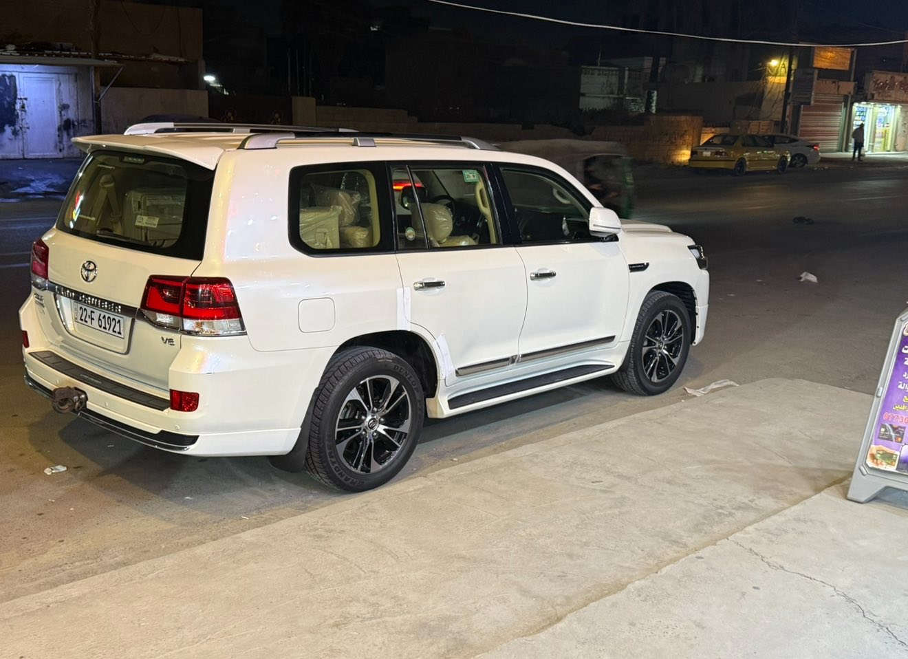 السلام عليكم
لاند كروز 2021 ساز خليجي كراند تورنك أصل 
فول مواصفات تطبيق 3 شاشات عداد لكزز ليزري  5 بصمات باب خلفي شفط ويل عدد 5 فول مواصفات للاخير معروفه مواصفات الگراند تورنك 
السيارة رقم أربيل بأسمي شخصياً ماشية 84 الف كيلو متر 
السيارة بيها ملاحضات بسيطة موضحة بلمقطع
السعر: 548$ بيها مجال بسيط  
مكان السيارة: بغداد الزعفرانية
للاستفسار: ***********
