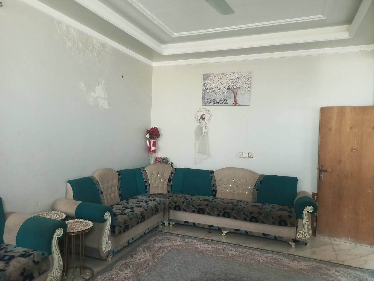 بيت طابو زراعي سند 25 تحويل بسمك موقع خلف حي بابل قرب طاقة كهربائية المساحه 200متر طابقين غرفه نوم استقبال مطبخ صاله وطابق ثاني غرفتين السعر 85 وبيه مجال ***********
