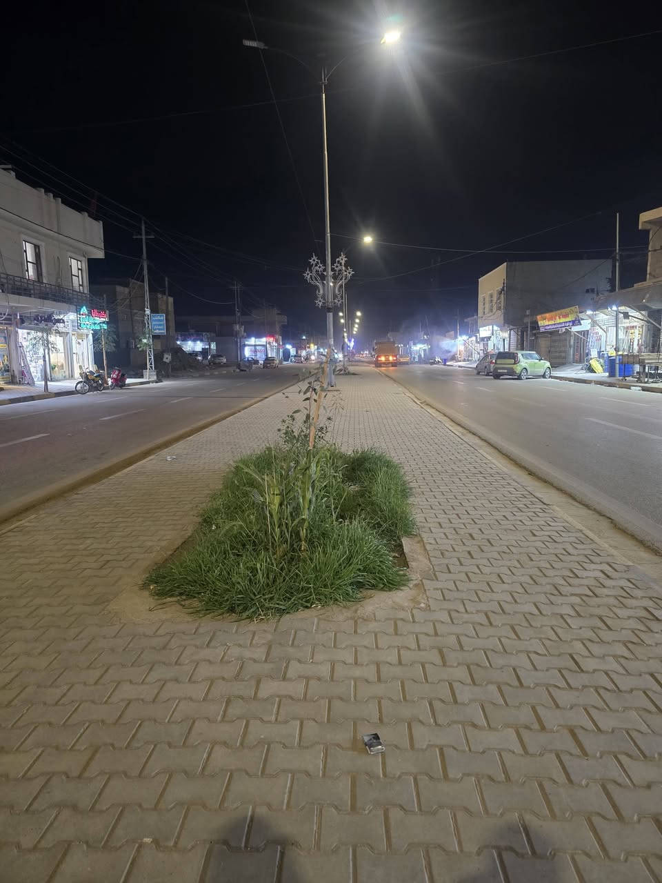 بيت تجاري للبيع
♦️المساحه ٣٠٠ متر 
♦️العنوان ( كوت _ حي الحوراء _ شارع الكفاح ) 
[يحتوي على بيت ٢٠٠ متر + ٣ محلات + شقه] 
(الوارد مليون وربع شهرياً) 
للتواصل ***********
