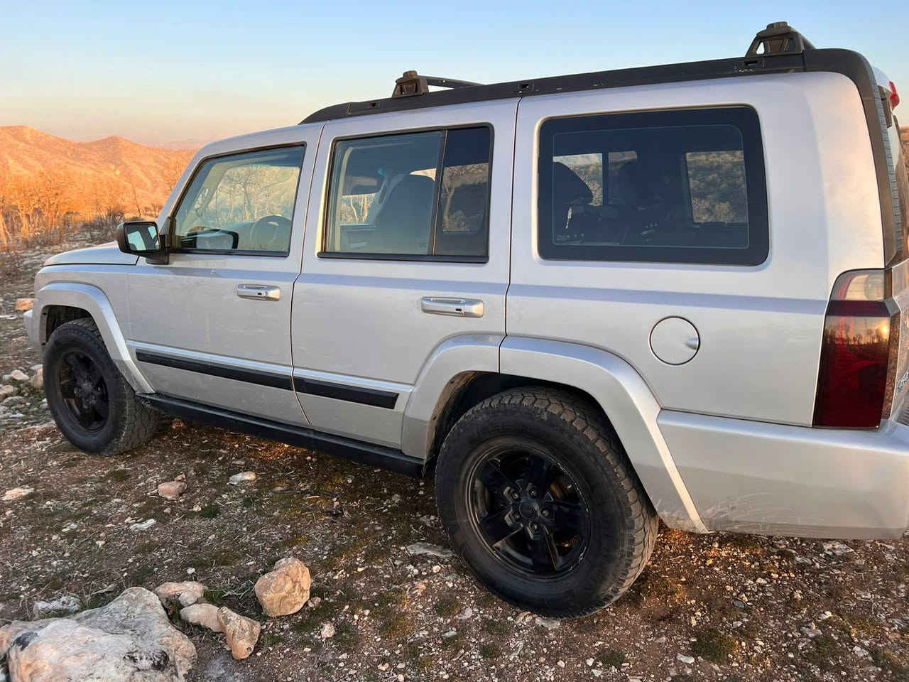 سلام علیکم. جێب کۆماندەر مۆدیل 2007 دەبل ئەکسل  سێ مەقعەد گیر و مەکینە بە شەرت تحویل بە شەرت دوو پارچە سبوغ بێ ناو گرتن پێش و پاش کەپس ۱٤۰ هەزار غرامە سعر ۹۰ و مجال *********** ـــــ ***********
