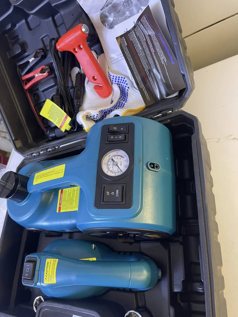 اصلي للبيع ١٥٠ الف جك ودريل ومنفاخ
رافعة هيدروليكية: بقدرة رفع تصل إلى 5 أطنان 
وتعمل بجهد 12 فولت. 

مفك صدمات كهربائي: لفك صواميل العجلات بسرعة. 

منفاخ إطارات: مدمج لتزويد الإطارات بالهواء. 

ملحقات إضافية: يتضمن قفازات، ومطرقة أمان،


**إذا كنت صاحب هذا الإعلان وتريد حذفه لأي سبب، رجاءا أرسل رسالة إلى الدعم الفني**