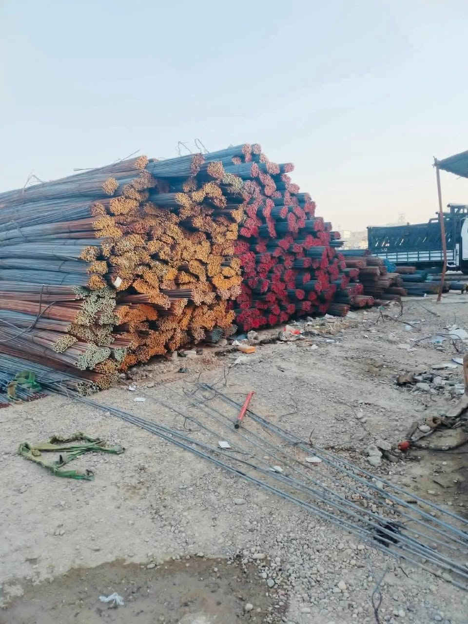 مكتب مدار السجاد  تجهيز حديد تسليح بمستوى احترافي عالي الجودة، وبأفضل المواصفات الفنية المعتمدة في مشاريع البناء الحديثة 🏗️
🔹 أنواع الشيش المتوفرة:
شيش عراقي ذو كفاءة عالية 🇮🇶
شيش الروهينه الايراني من مناشئ عالمية 🌍
مقاطع وأطوال مختلفة حسب الطلب
تجهيز خاص للمشاريع الكبيرة والمقاولين
🔹 مميزات التعامل معنا:
✅ جودة مضمونة ومعتمدة
✅ التزام دقيق بالمواصفات والمواعيد
✅ أسعار تنافسية وعروض خاصة للكميات الكبيرة
✅ توصيل سريع إلى موقع العمل
📞 للتواصل وطلب عروض
***********
🏢مكتب مدار السجاد  – ثقة وجودة في كل مشروع 🏗️
