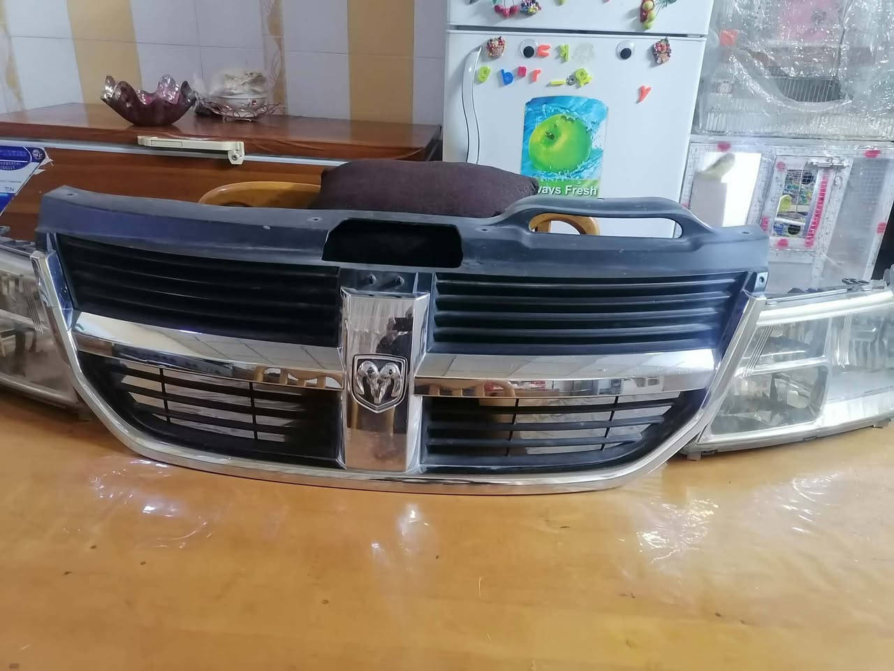 طخم  لايتات مع عطر أمامي أصلي سيارة جورني م ٢٠١١ الى ٢٠١٧ السعر١٠٠ الف للإستفسار الاتصال على الرقم *********** و***********
