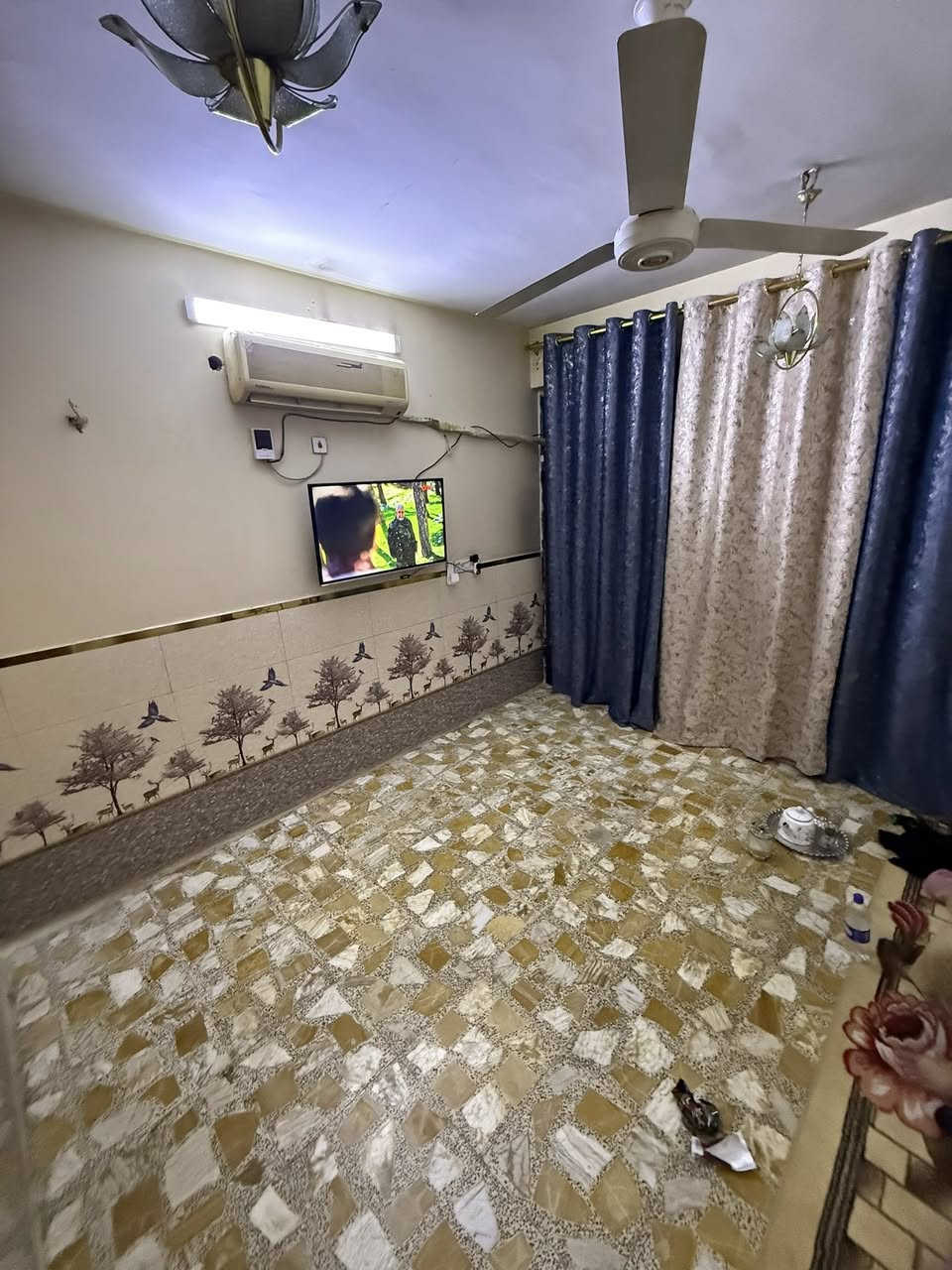 بيت 160 متر طابقين يحتوي على 4 غرف نوم 
واستقبال ومطبخ 
وصالتين 
وصحيات عدد 3
الموقع: البلديات منطقة حي العبور (ضياء الحلفي)قرب حسينية الإمام علي من جهة شارع سيد صلاح المكصوصي
ملاحظة: البيت زراعي والفرع عالي والبيت والمطر مايأثر نهائيا
السعر :275 وبي مجال
للاستفسار:***********
