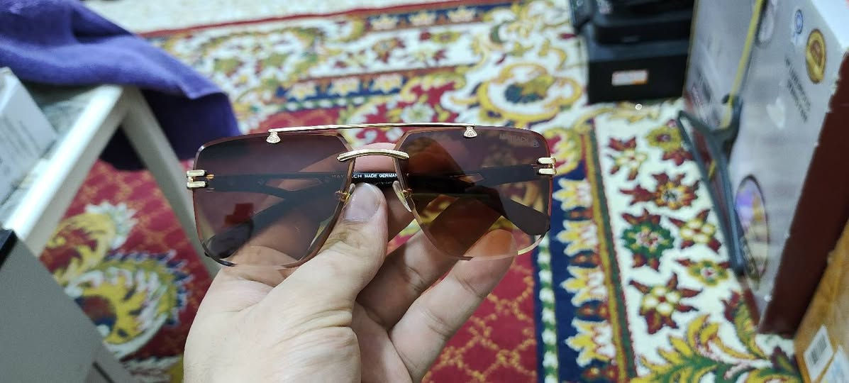 نظارة شمسية ماركة مايباخ صناعة ألماني قطعة روعة معاها علبة جلد ،السعر 20 ألف مع التوصيل


**إذا كنت صاحب هذا الإعلان وتريد حذفه لأي سبب، رجاءا أرسل رسالة إلى الدعم الفني**