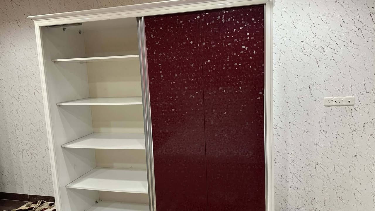 غرفة نوم مكون من ٩ قطع شغل نجار خاص بشرط المتانة والنظافة ١٠٠% اذا بي خدش واحد لاتاخذه  وبسعر مناسب ان شاء الله  اتصل واتساب بالرقم ***********
