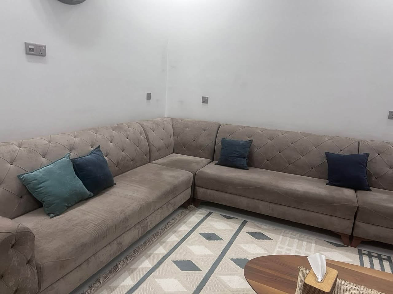 مرحبا ديوان كولش حلو  ونضافة ١٠٠٪؜ يتكون من ١٢ مقعد سعره ل ٦٥٠ وبي مجال للاستفسار الاتصال عالهذا الرقم ***********
