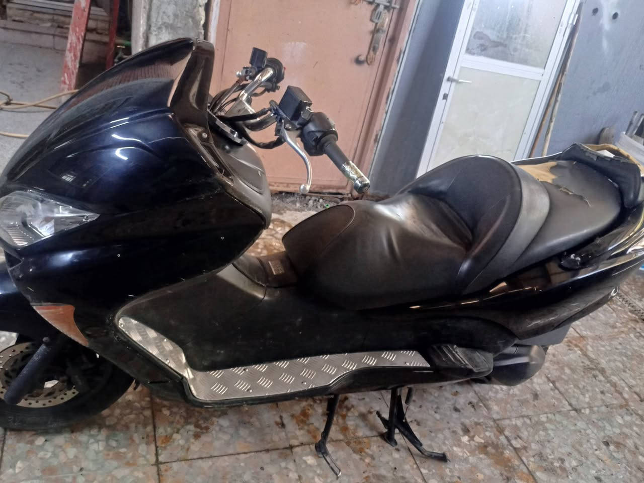 السلام عليكم فورزة كير سبع نمر شغال دراجة مكينها مكفولة ممفتوحة لا نضوح لا صوت صالنصة رياضي بلادية 
السعر مليون مكان بغداد حي اور 
رقم ***********
