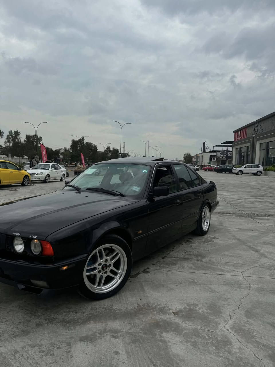 السلام عليكم BMW540 اصل موديل 93 فول
سلايت داخل دبل ايرباك 
رقم سنويه جديد باسمي كاربون بانزين 
مكينه وكير شرط 
ويل ام 17 تو سايز جديد هو وتايرات
طخم امامي خلفي جديد 
لايت زينون اصلي 
بجم عريض 
كشنات هيتر وكهرب 
غرفه جديده 
وباقي تفاصيل اتصل 
خاص ماجاوب
***********
***********

