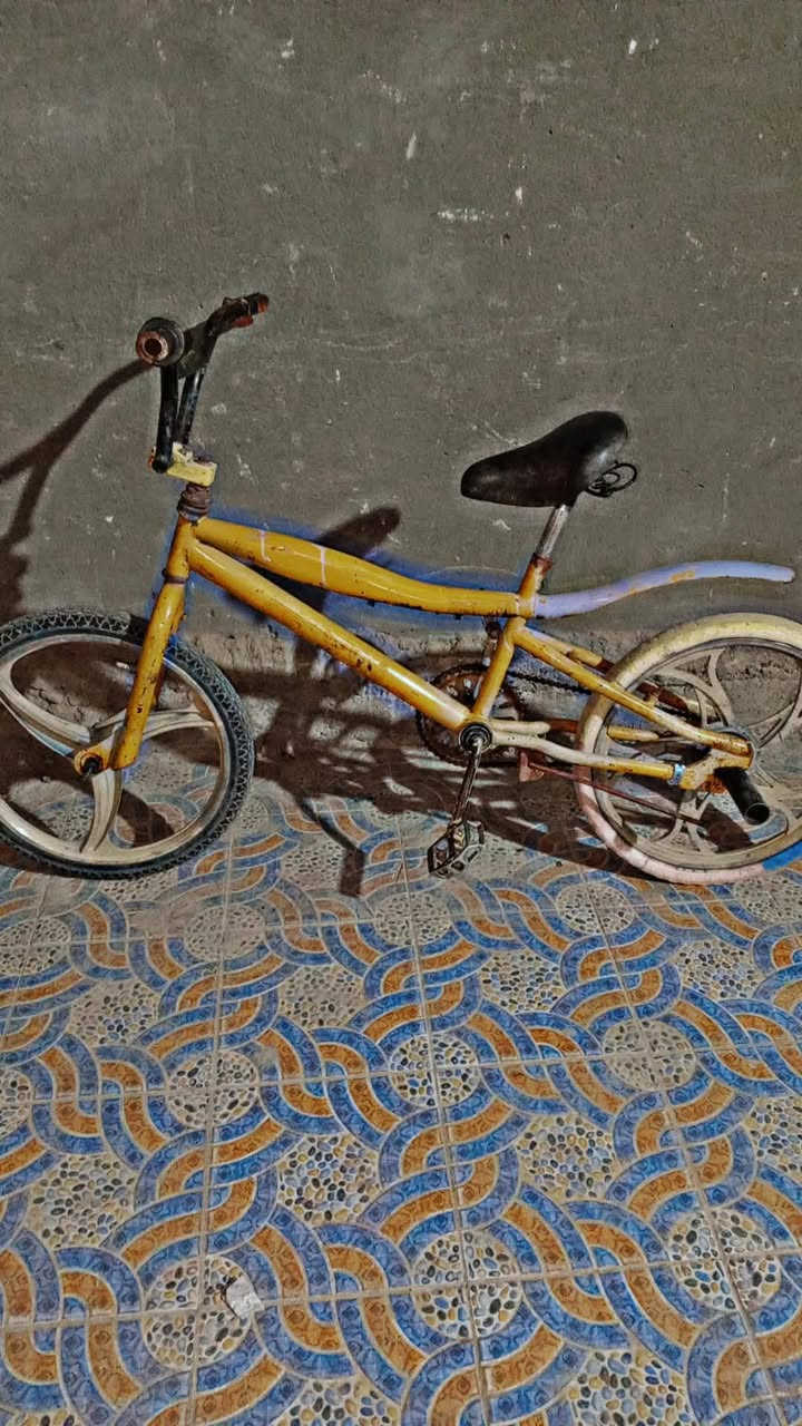 سلام عليكم . 
باسكل للبيع لون أصفر _ كـفة
 بيـع مسـتعجل كلش 
رايـدة ب30 قـفلل 
مكـاني ناصرية قضاء سيد دخيل ..
واتـساب ***********
