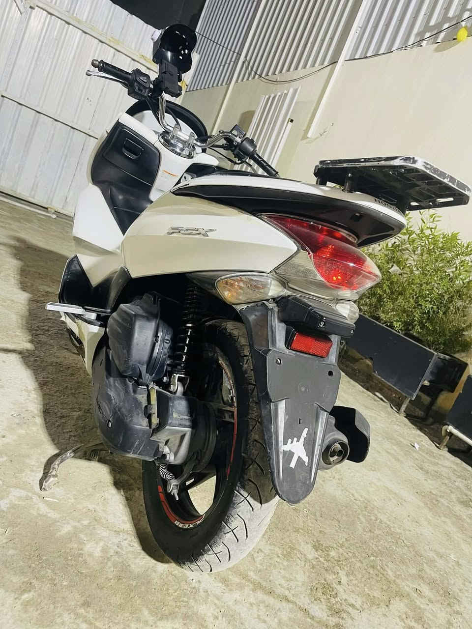 السلام عليكم دراجه بي سي اكس جيل الاول محرك مكفول ممفتوح ابد 
المكان بغداد الكريعات
سعر مليون او 300 بيها مجال 
رقم الهاتف ‭0770 394 2340‬
