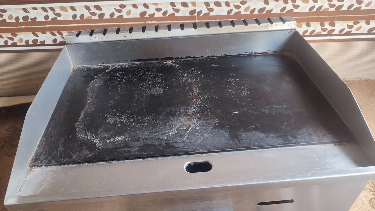 السلام عليكم
شواية همبرگر سل ستيل مكفولة من اي ضرر نارها حلوها وعل جدحة منها وبيها حجم 50 صار سنة ونص من اخذتها 
وكذلك قنينة عراقي 
سعرهن 200 الي يحب يتواصل وياي *********** واتس اب او إتصال عادي
