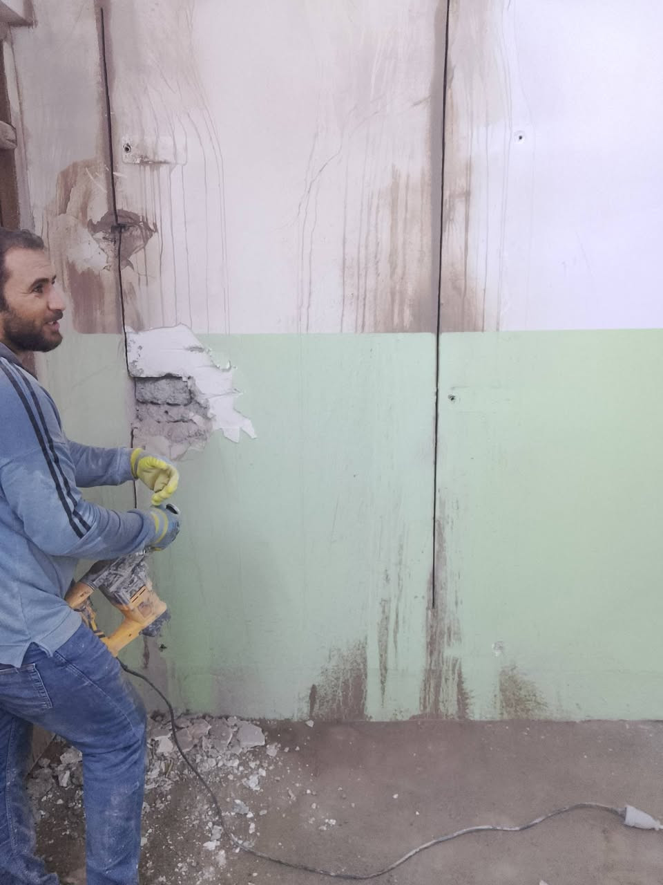 السلام عليكم
يتوفر كتر لقص الجسور الكونكريتية و الجدران (ابواب و شبابيك و هوائيات ) كما موضح في الفيديو بدون اهتزاز أو تأثير على السيراميك 

*********** 

***********
