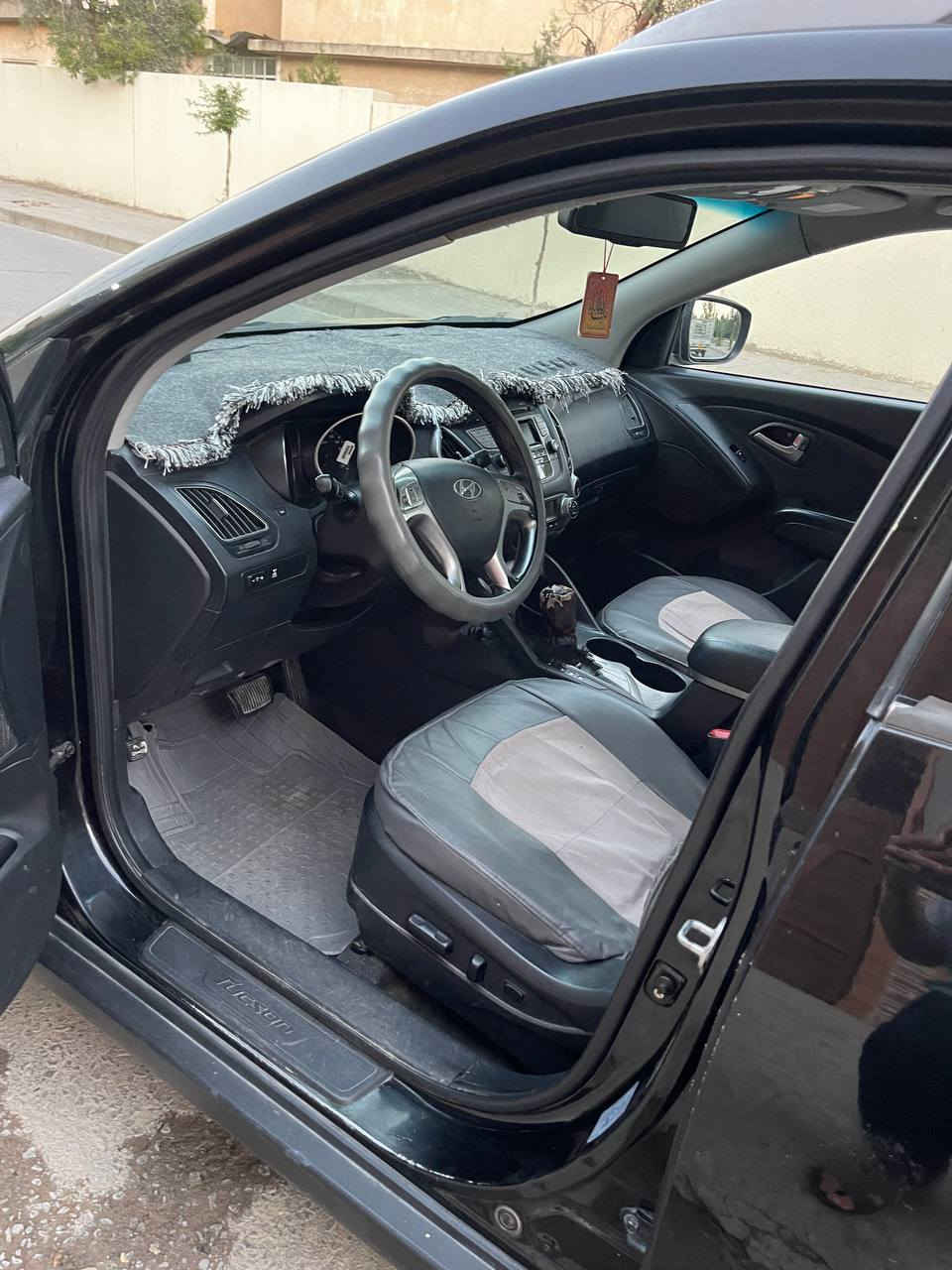 سەیارەکە فول limed 
مۆدێل 2010 پانۆڕاما و بەسمە 
سەنەوی نوێیە بەناوی خۆمەوەیە
تەنها دوو پارچەی دواوەی بۆیاغە 
تەنها 160 هەزار ڕوشتووە
نرخی 127$
بۆ پەیوەندی ***********
شوێن/ڕانیە ، حاجیاوا رانية, السليمانية
