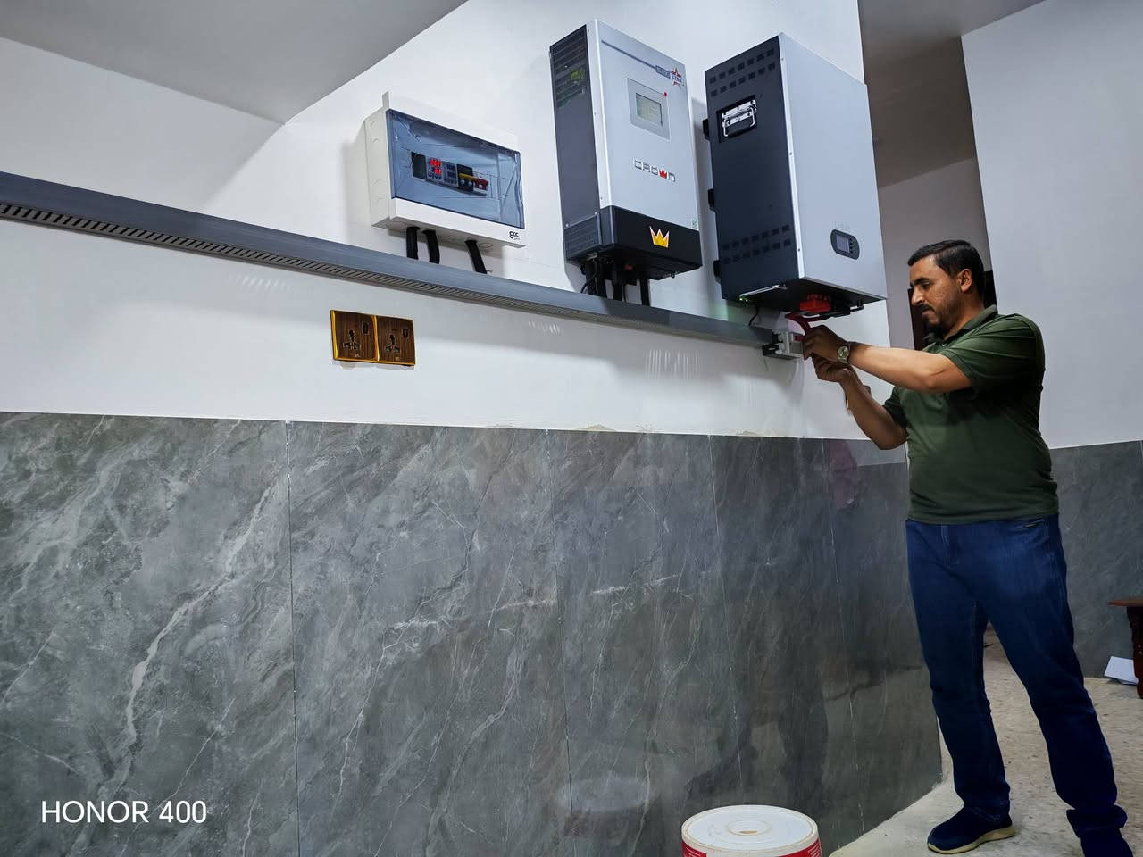 السلام عليكم ورحمة الله وبركاته :
عمل اليوم منظومه 5امبيرفي منطقة الحمدانيه في قرى السعدان(دويرثان) للاخ عمر صباح تكونت من انفيرتر 6.5 كيلوا واط من شركة CROWN IP21  مع بطاريه 10 كيلوا واط بقدرة تشغيل 5 ساعات وامكانية تحديث المنظومه لل20امبير مستقبلاً. 🌹🌹🌹🌹
مزايا الجهاز:1.WiFi.
2.يربط حتى 10اجهزه اخرى.
3.صوت مراوح هادئ مع التحكم بسرعتها. 
4.شاشه لمس.
5.تحديث البرنامج بشكل دوري من الشركة الام عبر الانترنت.
6.ظمان استبدال 6سنوات.
للتواصل مع : شمس المستقبل        🌷🌷🌷
***********
***********
متوفر نظام الاقساط 🌹🌹🌹🌹🌹🌹🌹
