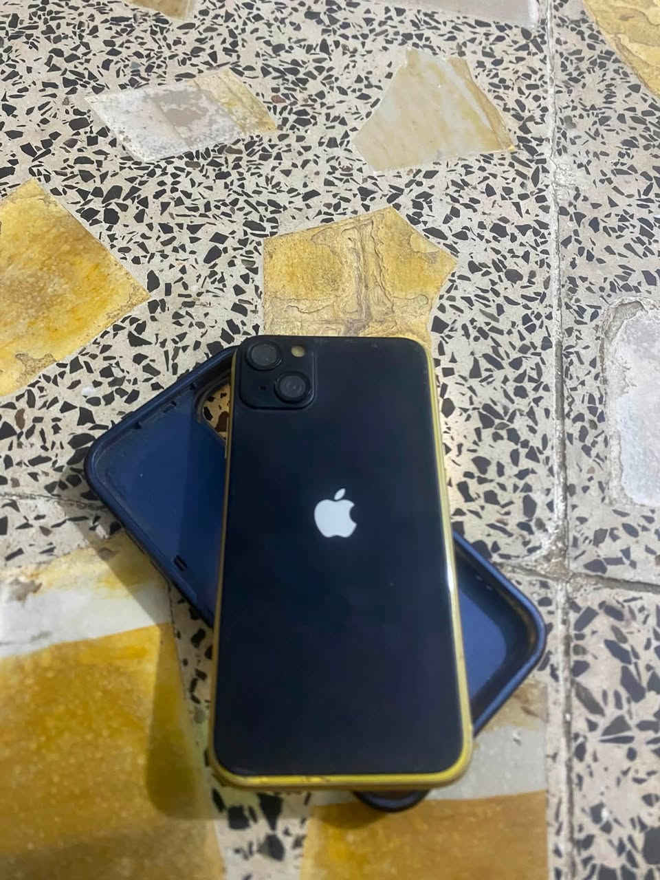 سلام عليكم شباب جهاز اكس ار نضيف ذكره 128 بطاريه 75 بلادي بس مبدل شاشه اصليه مو عادي اصليه فيس ايدي واكف ضهره مفطر لونه اصفر حاط لزكه 13 سمعاته شويه ناصيه سعره 125 قفل مكاني بغداد مدينه اصدر رقمي ***********,

