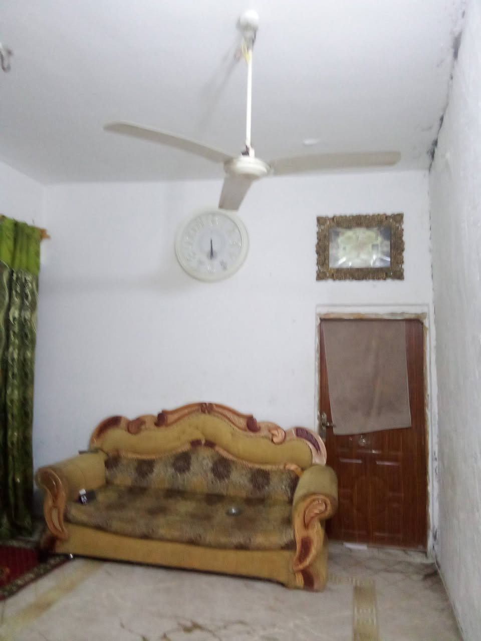 مشتمل للبيع في حي الحكيم شارع كاضم عطوف يتكون من غرفة نوم وهول ومطبخ ومنور وصحيات السقف صب الارضيه سيراميك مناسب جداً الشراي يتفضل خاص اويتصل على الرقم التالي ***********
