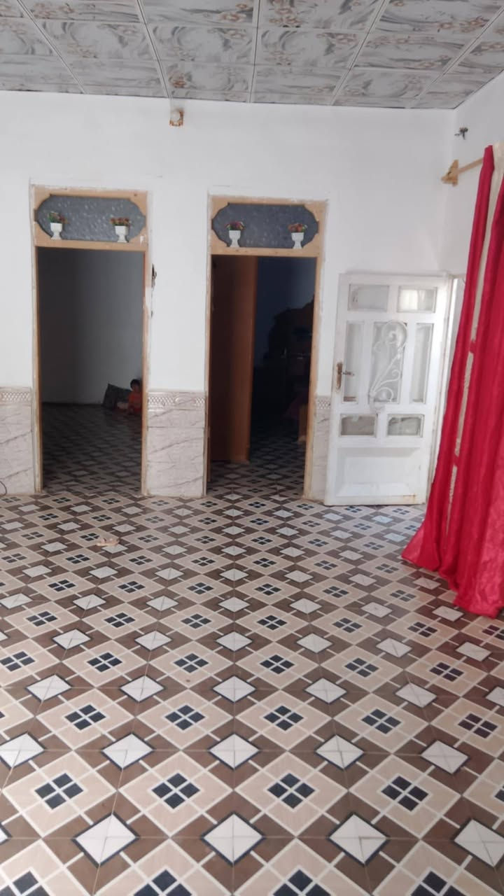 بيت 150طريق نجف كربلاء عمود 134 لبيت كامل من كلشي يحتوي على قرفتين وصاله ومطبخ وبراني وحمام خارجي وداخلي سراميك المطبخ  لسكف الحمام  ولصاله وابراني ازاره وسقوف ثانويه.ولرظيه كله بورسلين. ومشمول بلقرار 320 وبي قرار محكمة  لستفسار ***********/////***********
