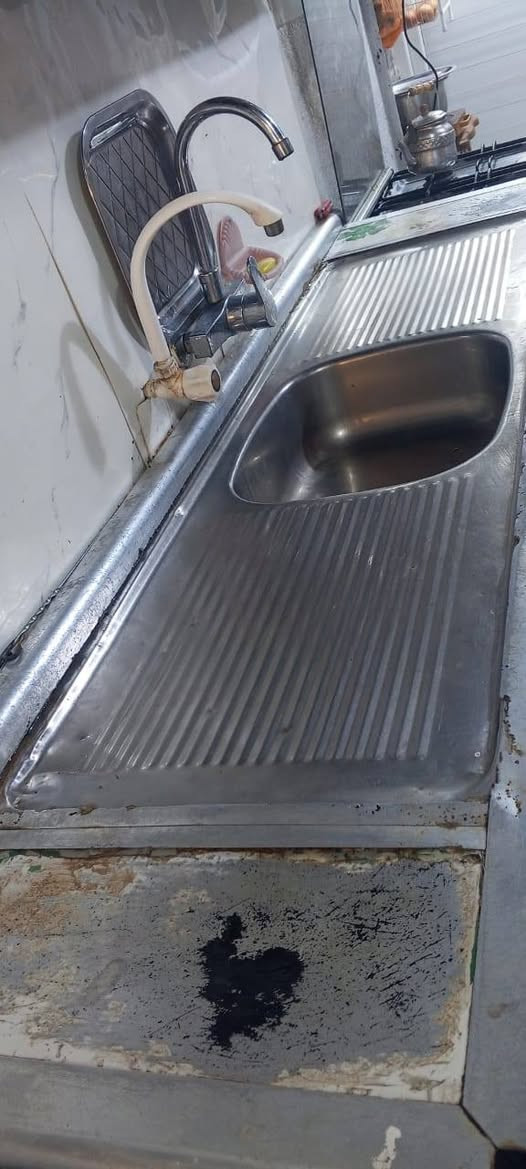 للبيع. كاونتر نظيف +سنكي.  مثل ما واضح بلتصوير ..كربلاء حي الحر السعر ب 150 وبي مجال بسيط ***********
